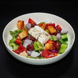 Salată cu legume și feta