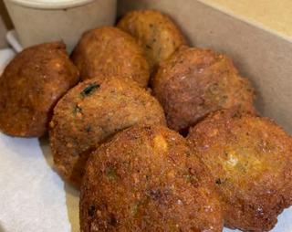 Falafel Casero Con Salsa Tzatziki (7 Uds.)