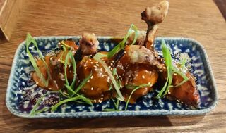 Chupachups de pollo a la brasa