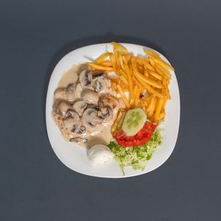 Pileća šnicla u sosu od gljiva velika porcija