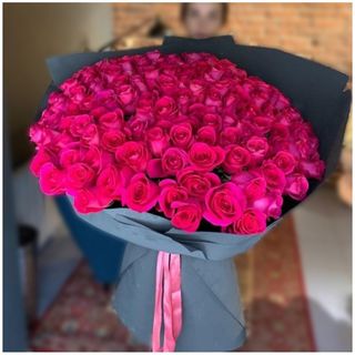 101 Голландская роза 50 см в оформлении