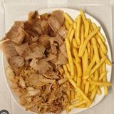 Ración De Patatas Fritas Con Carne De Pollo Y Ternera