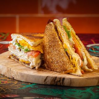 Sándwich Club + patatas fritas