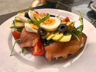 Tost raženi avokado, jaja, losos