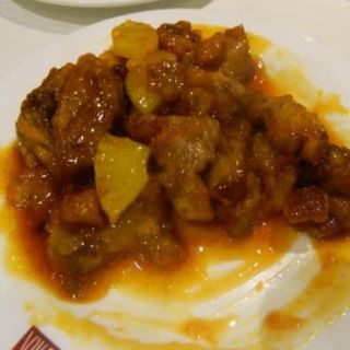 Pato con piñas naturales