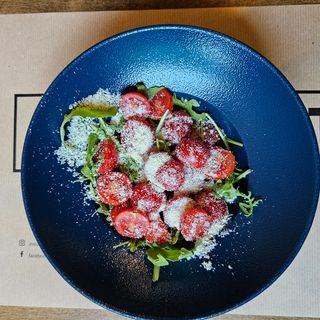 Salata paradajz sa rukolom i parmezanom