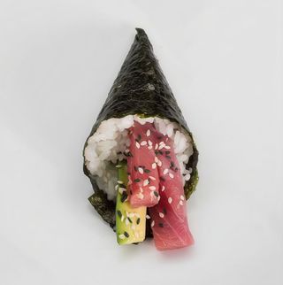 102.Temaki tuna avocado