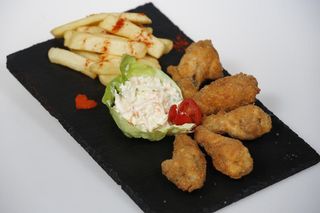 Meniu Aripioare Crispy, cartofi, salata coleslaw,sos inclus