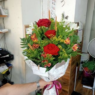 Mazzo tre rose rosse 