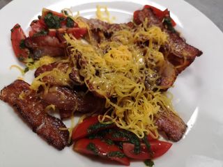 Чипс от бекон с мариновани чери домати и чедър (150г)