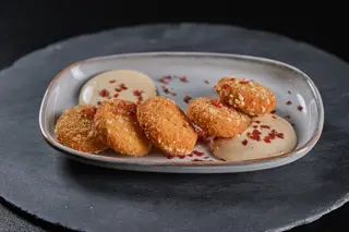 Bolinhas de queijo brie e presunto