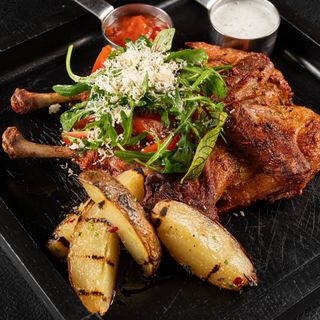 Курча тапака з печеною картоплею та двома видами соусу (700г)