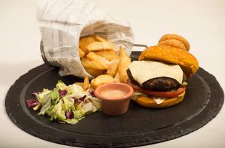 2x Cheeseburgeri  cu cartofi prajiti