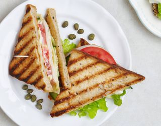 Sándwich frío atún y salsa