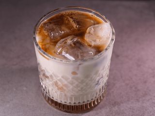 Кокосово-бананове айс лате