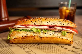 Sandwich cu salam și mozzarella