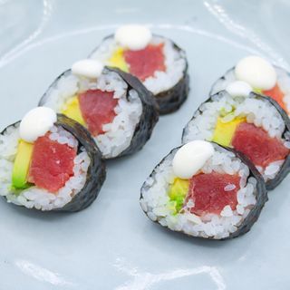 Futomaki de Atún rojo con aguacate y mahonesa de lima