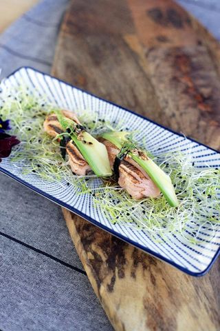 Nigiri łosoś, węgorz, awokado