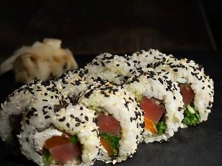 Рол з лососем та тунцем