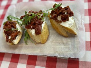 Брускети з в'яленими томатами та соусом Айолі (100g)