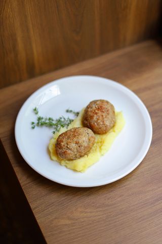 Рублена котлета із телятини з картопляним п'юре (200/100г)