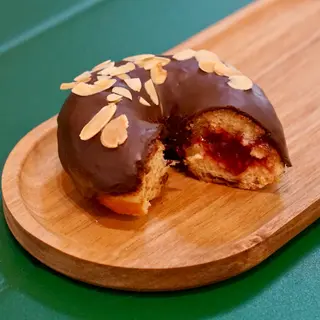 Donut cu zmeură și ciocolată neagră