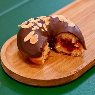 Donut cu zmeură și ciocolată neagră