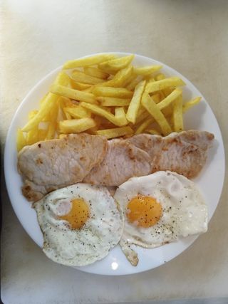 Lomo con huevo frito y patatas