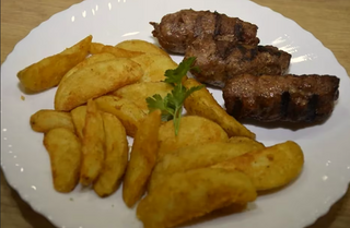 Mici, garnitură si salată