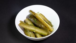 Salată de castraveți murați