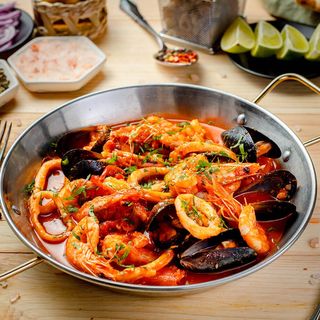 SALATA CU FRUCTE DE MARE :CARACATITA CREVETI INELE CALAMAR