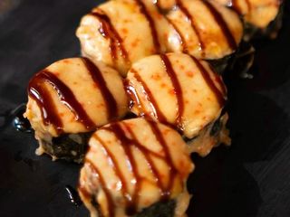 Запечений рол з лососем