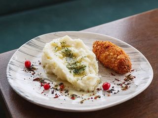 Куряча котлета з моцарелою та картопляне пюре (260g)