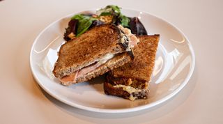Sándwich de queso havarti, jamón cocido y mayonesa de mostaza