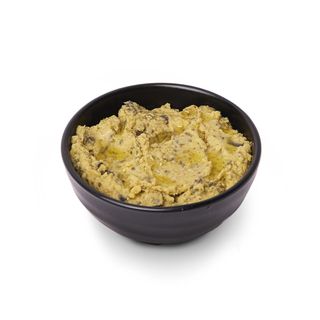 Hummus de pesto y aceitunas negras