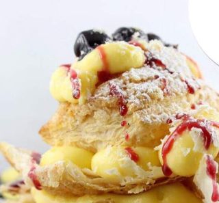 Millefoglie scomposta con crema pasticcera e amarene