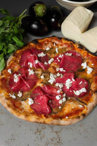 Pizza de salami ibérico.