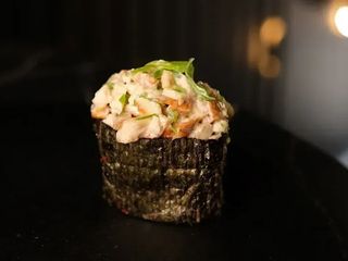 Гункан Унагі вакаме (50g)