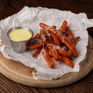 Батат фрі з пармезаном та соусом Айолі (175г)