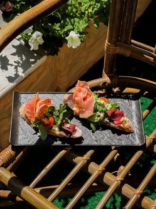 Брускети з хамоном