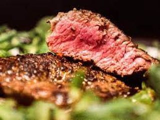 Телешко с пепър сос, печен картоф и рукола (350г)