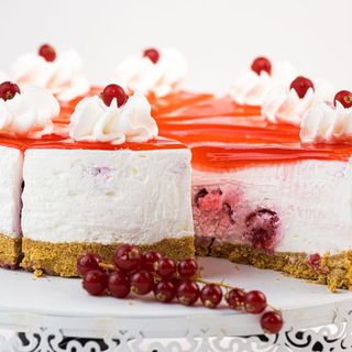 Felii cheescake cu fructe de padure