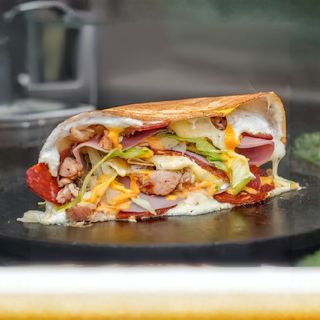 Палачинка с пилешки хапки, гауда, картофи, бекон, домати