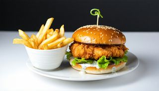 Chicken burger cu cartofi prăjiți