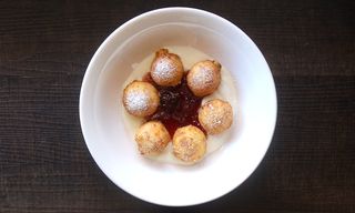 ხაჭოს შემწვარი ბურთულები არაჟნით და მარწყვის ჯემით