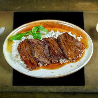 Телешко със сос от нар върху пилаф (300гр)