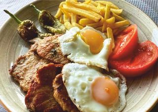 Свинско филе на тиган с пържени яйца (400г)