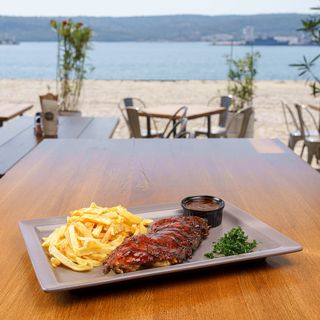 Свински ребра на BBQ с гарнитура печени бирени бейби картофи (450г)