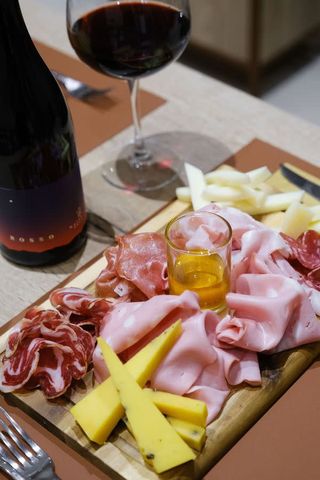 Tagliere di salumi levoni, formaggi e focaccia x2 persone