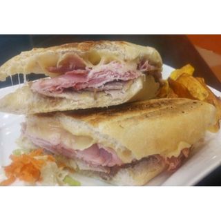 Bocadillo de jamón asado con queso